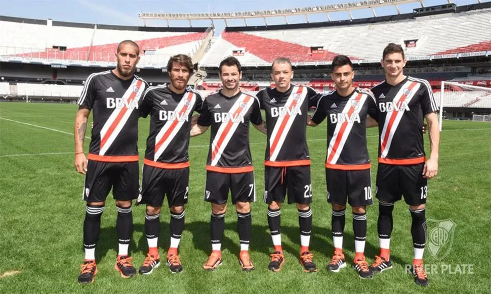 Maidana, Ponzio, Mora, D'Alesandro, Martínez y Alario, con la nueva camiseta de River.
FOTO TOMADA DE PRENSA CLUB ATLÉTICO RIVER PLATE