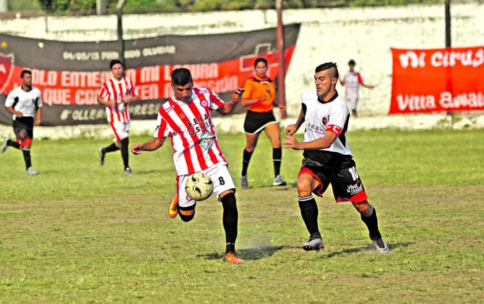 POR EL BALÓN. Víctor Castaño, de Bella Vista, y Carlos Chacana, de Amalia.  la gaceta/ foto inés quinteros orio