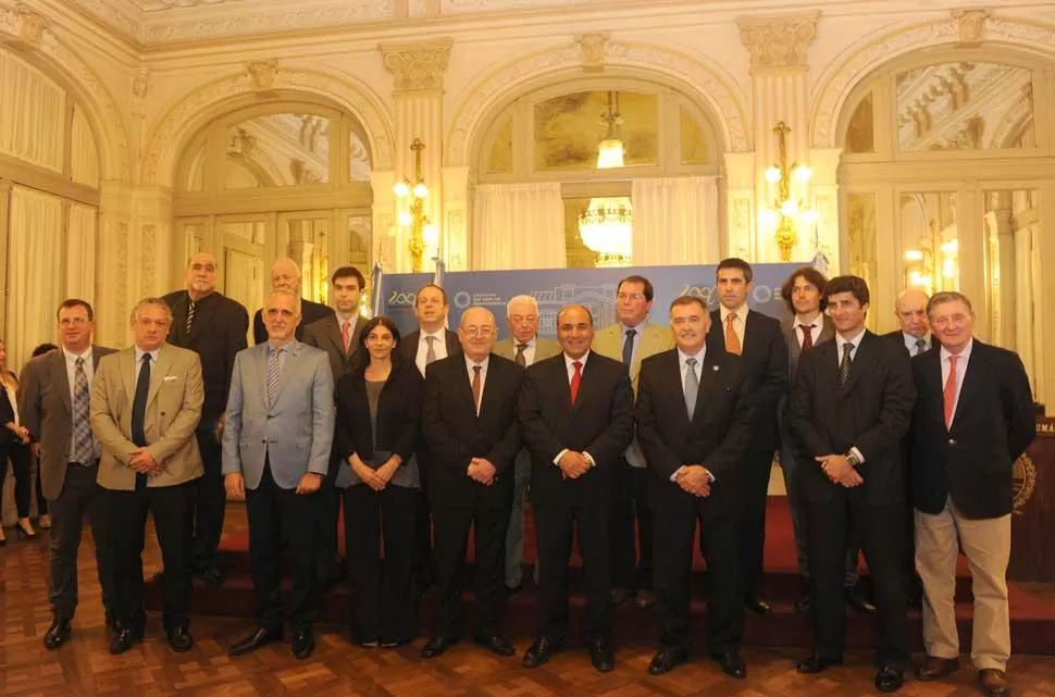 EN EL SALÓN BLANCO. La delegación de miembros de Adepa, encabezada por Guillermo Ignacio, posó con el gobernador Juan Manzur y el vicegobernador Osvaldo Jaldo tras la reunión oficial. la gaceta / fotos de antonio ferroni