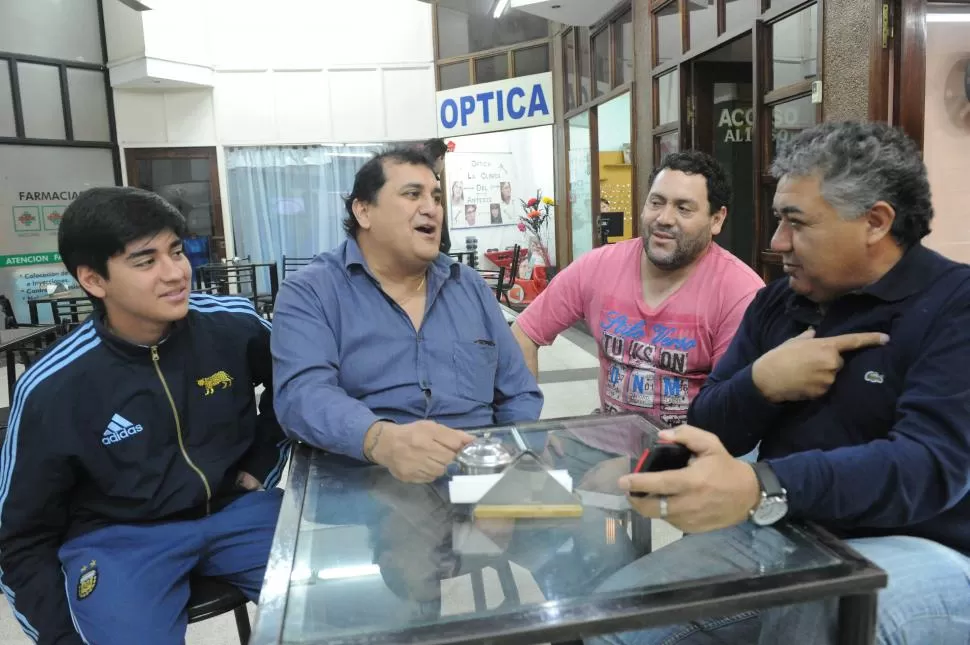 POCA POLÉMICA EN EL BAR. Capdevila, Bucema y Sánchez (de izquierda a derecha) coinciden en que San Martín debe enderezar el rumbo si no quiere oír las alarmas. LA GACETA / FOTO DE HÉCTOR PERALTA.-