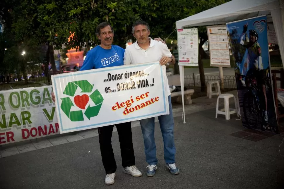 EN LA PLAZA. Manca y Cagna con el banner característico que el taficeño lleva a todos lados para hacer campaña. la gaceta / foto de inés quinteros orio