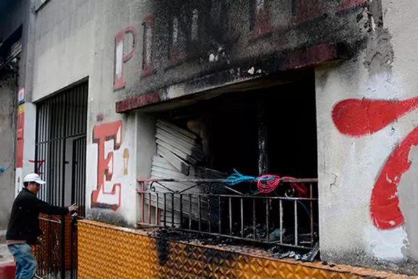 En la previa al clásico de La Plata, incendiaron un local identificado con Estudiantes