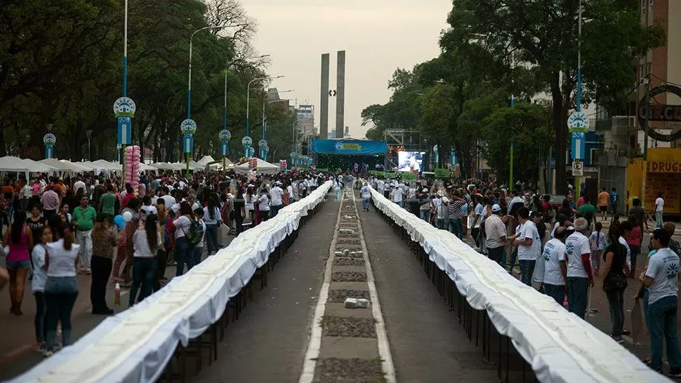 TRES CUADRAS DE TORTA. Las mesas con el postre se ubicaron sobre la avenida Mate de Luna, en forma de U. LA GACETA / FOTO DE DIEGO ARÁOZ