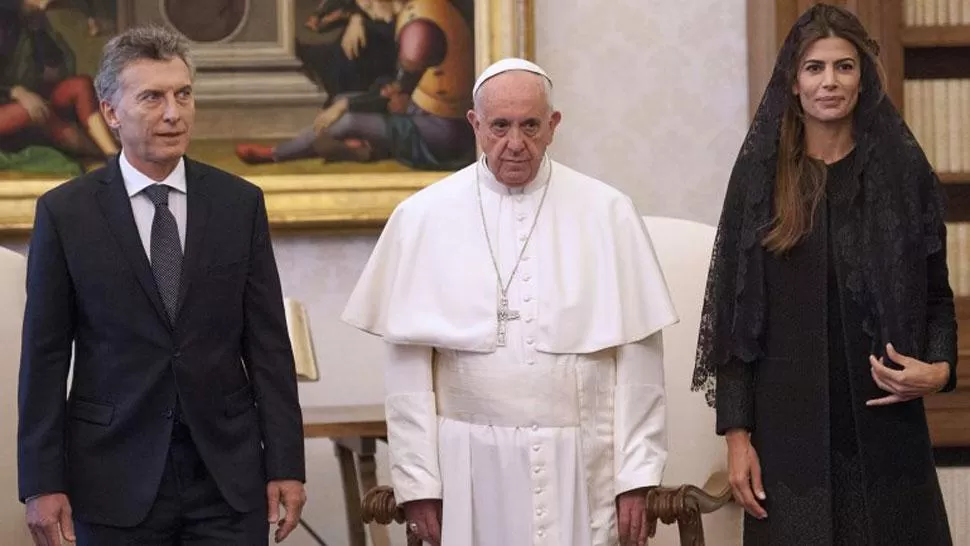 EL PAPA, MACRI Y AWADA. La imagen fue tomada durante la primera visita oficial del presidente argentino al Vaticano y generó mucha polémica por el gesto adusto de Francisco. FOTO TOMADA DE INFOBAE.COM