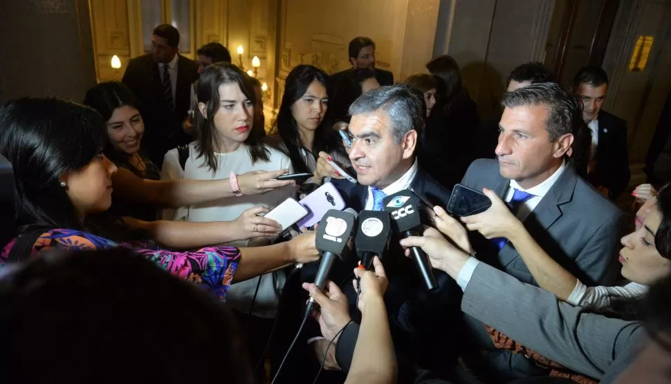 VISITA OFICIAL. Alfaro volvió a reunirse con Manzur en el despacho del gobernador, tras el Bicentenario.  prensa municipalidad