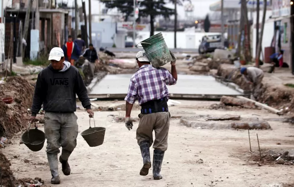 LA RECESIÓN, UN ESCOLLO. El freno de la actividad ha expuesto a varios sectores, como la construcción, a la pérdida de ingresos y de empleos. reuters 