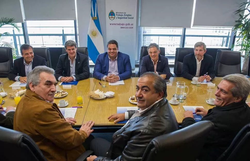 PARA LA FOTO. Acuña, Daer y Schmid, miembros del triunvirato que conduce la CGT, mientras posaban ayer frente a los representantes del Gobierno. ministerio de trabajo