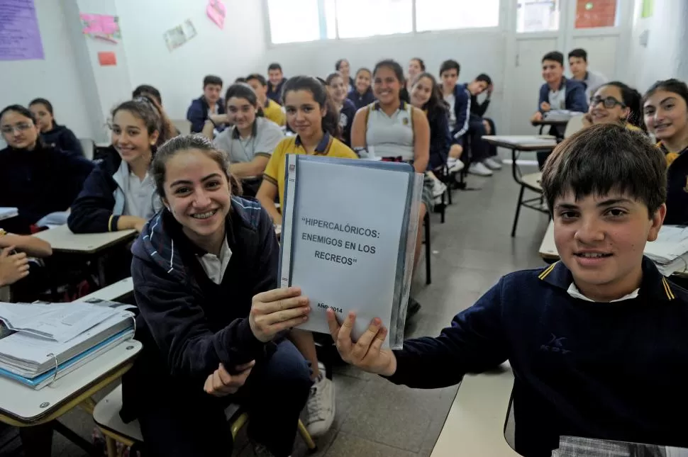 HICIERON PUNTA. Los chicos del colegio Santa María hicieron investigaron sus patrones de consumo en el recreo: puros dulces y colesterol.LA GACETA / FOTO DE FRANCO VERA.-