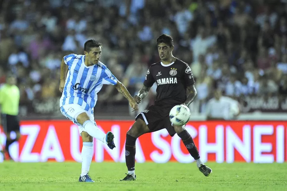 GOLEADOR. Acosta es sinónimo de gol junto a Menéndez en este torneo para Atlético. El rubio tiene tres y “BB” dos.  foto de matíías nápoli escalero (archivo)