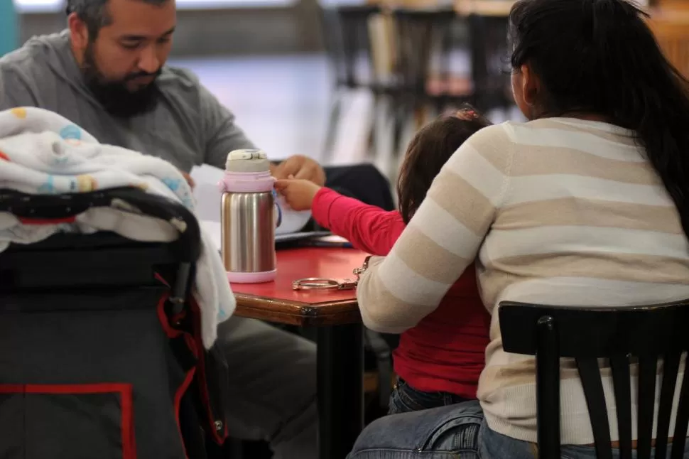 EN LA TERMINAL. La mujer detenida, presunta “mula” de la banda de “El Gordo Rogelio”, con su pequeña hija en brazos frente a un efectivo. la gaceta / foto de analía jaramillo