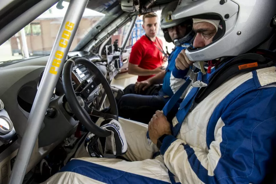 ALISTAMIENTO. Ricardo Neme al volante, Rodolfo Bollero en la navegación, con “Nico” Bollero como asistencia. 