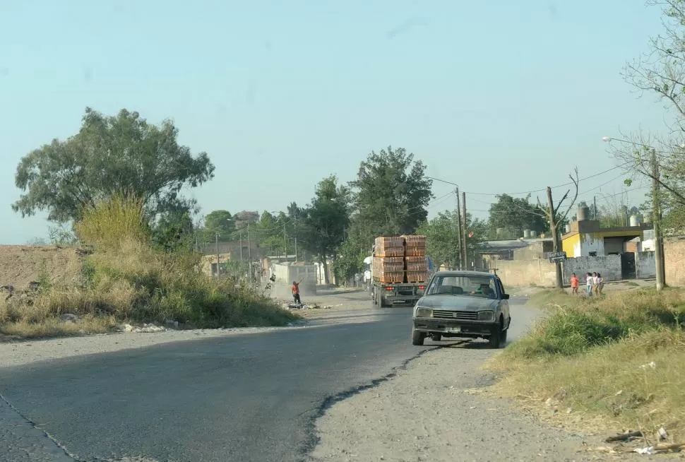 AVENIDA CIRCUNVALACIÓN. El camino es una arteria muy transitada en la zona este de la capital y va bordeando el barrio de La Costanera. la gaceta / foto de hector peralta