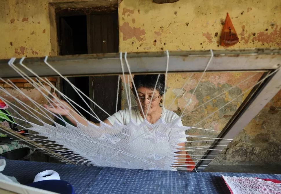 -TRADICIÓN HEREDADA. Para las mujeres de El Cercado, el tejido de randa se está convirtiendo en una fuente de trabajo. LA GACETA / FOTO DE OSVALDO RIPOLL.- 