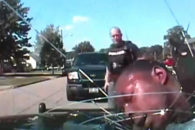 Un policía rompió un parabrisas con la cara de un afroamericano