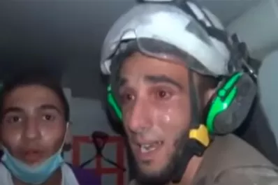 Video: un rescatista sirio quebró en llanto luego de salvar a una bebé
