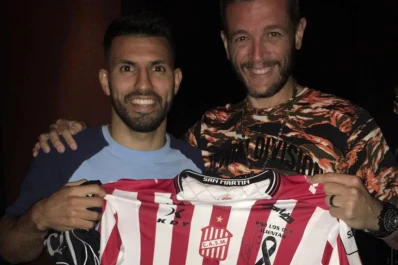 Video: Kun Agüero se puso la camiseta de San Martín y saludó a los hinchas