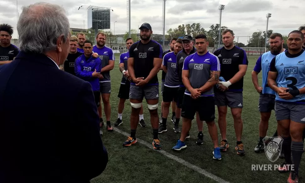 RECONOCIMIENTO. El presidente de River D’Onofrio recibió a los All Blacks. cariverplate.com.ar