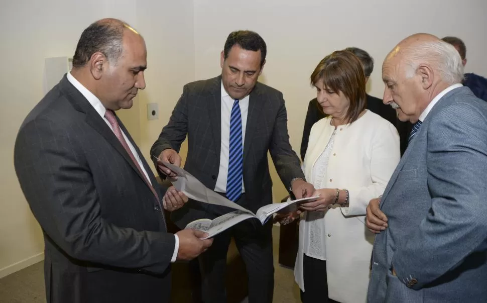 REUNIÓN. Manzur, Amado y Bullrich en la agencia de la Policía Federal. comunicaciontucuman.gob.ar