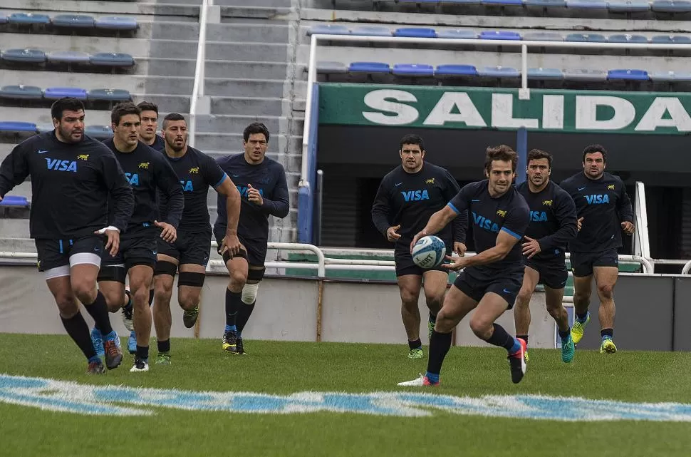 SÁNCHEZ CONDUCCIÓN. “Cachorro” lleva la pelota en el último entrenamiento de Los Pumas en la cancha de Vélez Sarsfield. Los argentinos van por una oportunidad histórica al enfrentar a los mejores. prensa uar