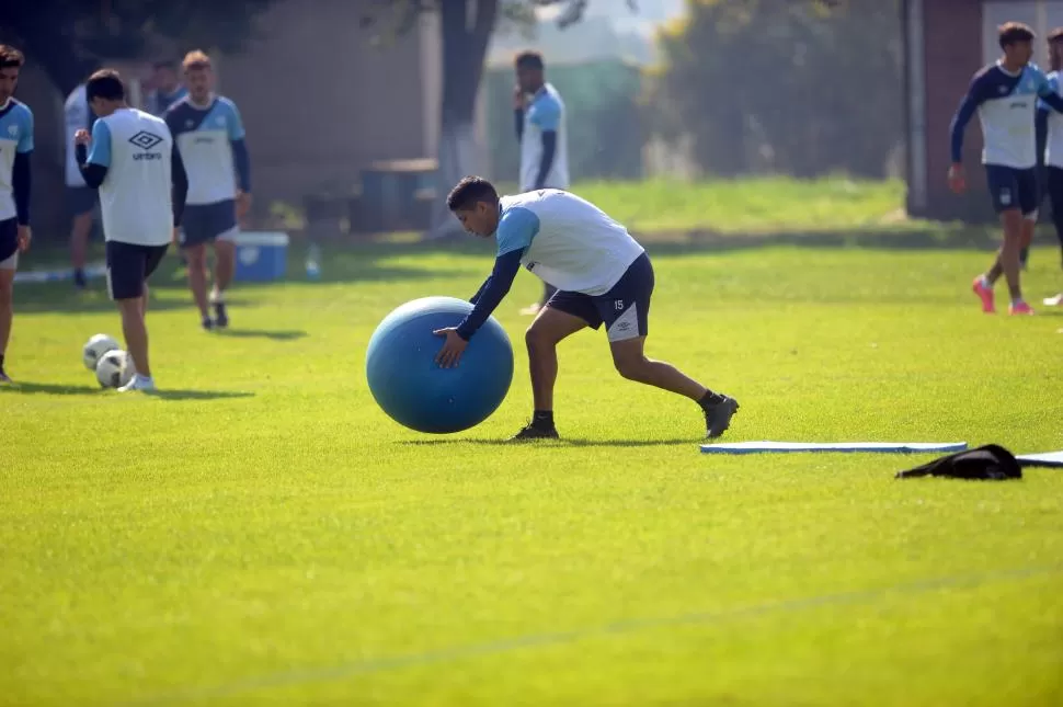 LE DAN PELOTA. Por lo que se vio en el ensayo de ayer, Aliendro volverá al equipo titular en el partido contra Huracán, del lunes a las 21, en el Monumental.  la gaceta / foto de franco vera (archivo)