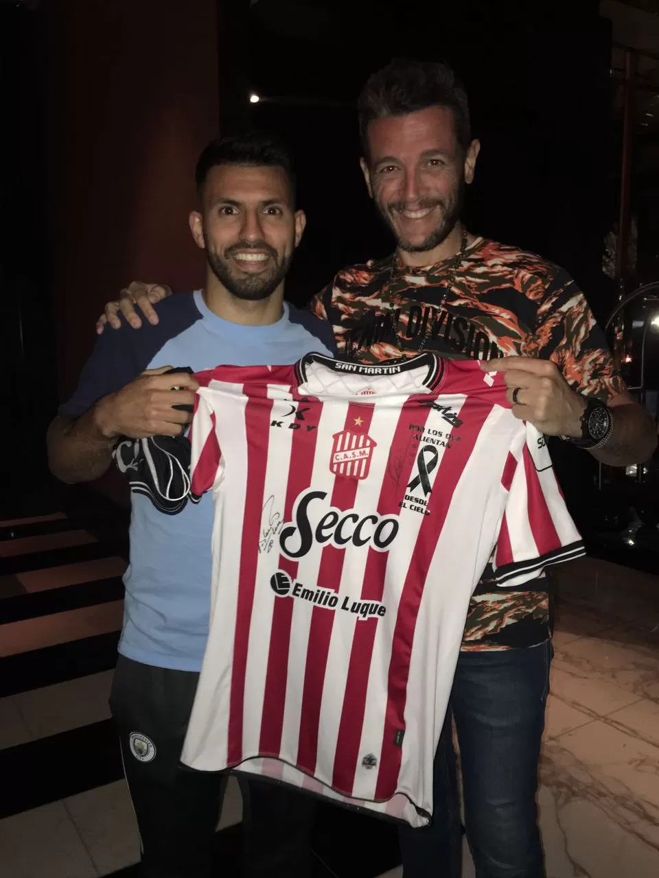 FELIZ. “Kun” Agüero posa junto a Galina mostrando la camiseta de San Martín. foto de DANIEL GALINA