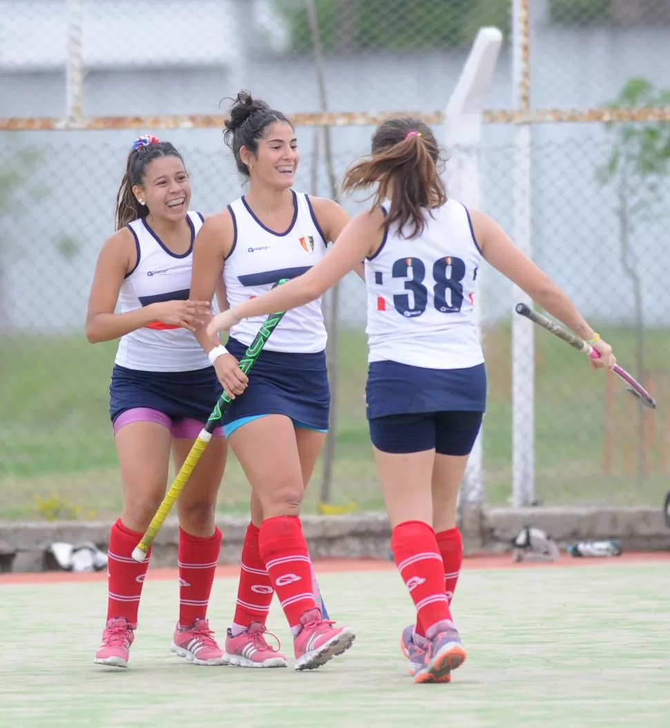 LA FIGURA DEL “BLANCO”. Belén Tapia (izquierda) festeja el gol con Agustina Barreiro (centro) y otra de sus compañeras. LA GACETA / FOTO DE hector peralta