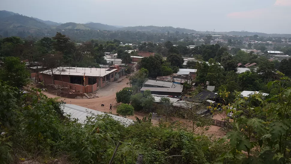 EN LA MIRA. Desde Aguas Blancas se puede llegar a la localidad bolviana de Bermejo, donde comprarían la droga. fotos de la gaceta salta