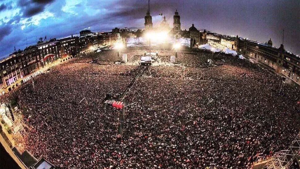 LLENO TOTAL. Miles y miles de personas se volcaron al Zócalo en Ciudad de México para ver a Waters. 