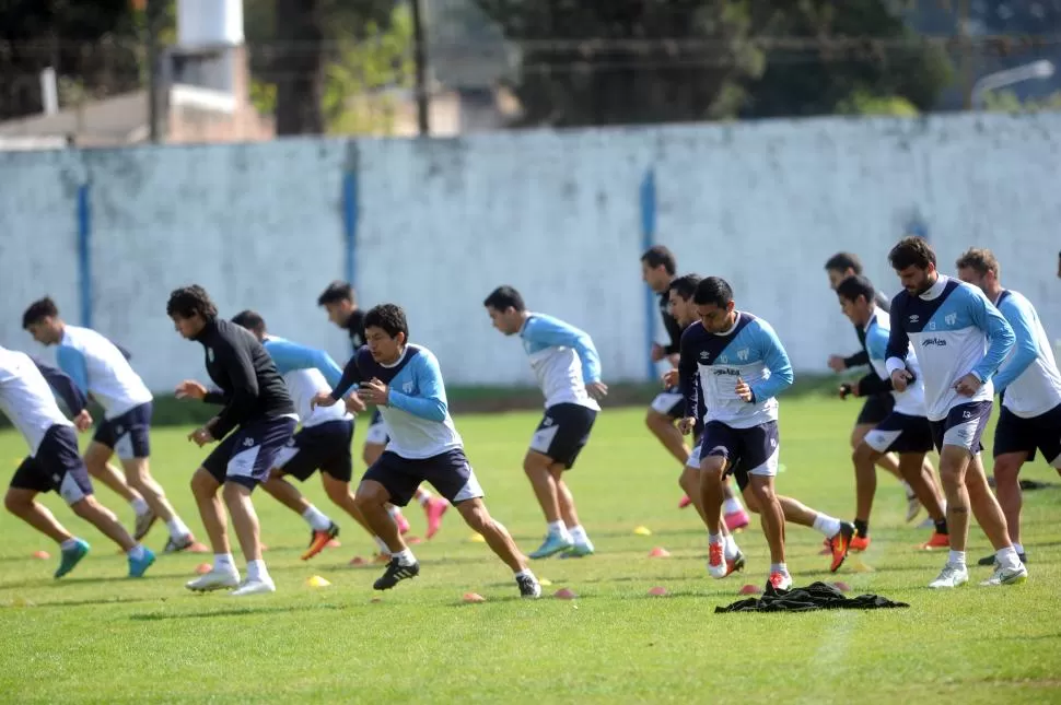 VUELVE. Luis Rodríguez (izquierda) regresará al equipo titular, en un intento de Azconzábal por acompañar a Menéndez, que en el partido contra Newell’s -pese a su gol de penal- se sintió solo en el área.   la gaceta / foto de franco vera (archivo)