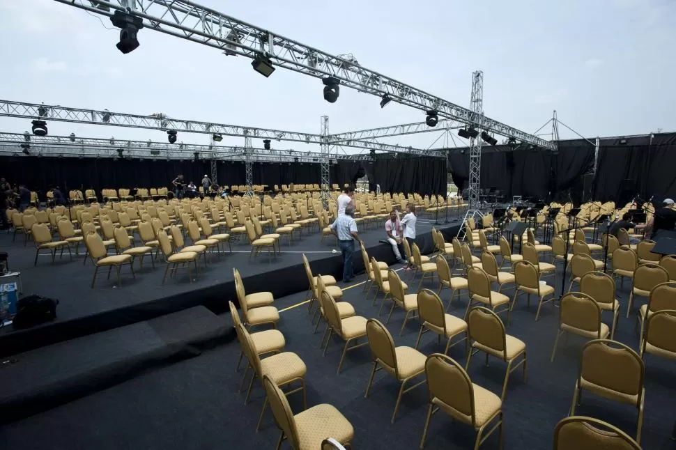 TODO LISTO EN EL ESCENARIO. Los organizadores ultiman detalles antes del gran concierto que por primera vez reunirá tantos músicos en una sola orquesta. la gaceta / foto de inés quinteros orio