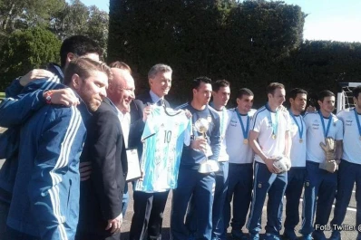 El equipo argentino campeón mundial de futsal regresó al país y fue recibido por Macri