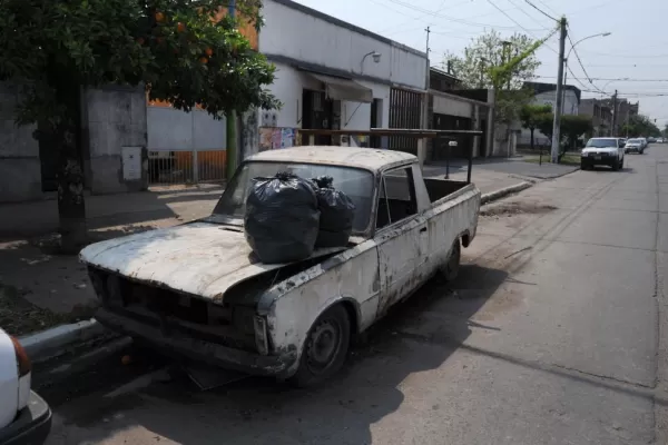 La ciudad es el cementerio de 210 autos en desuso que acumulan suciedad