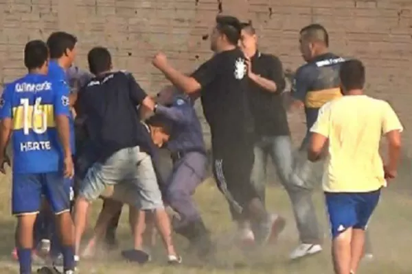 Video: un árbitro y varios policías fueron brutalmente agredidos por hinchas en Formosa