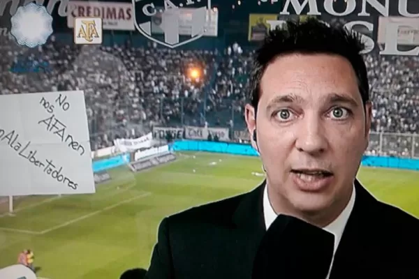 El cartel que apareció al lado del comentarista del Fútbol Para Todos