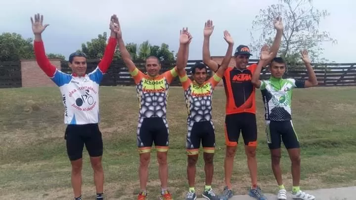 FESTEJO. El bandeño Martín Mora (en el centro de la foto) mostró un muy buen nivel para ganar la competencia de ruta. FACEBOOK DE CARLOS CASTILLO