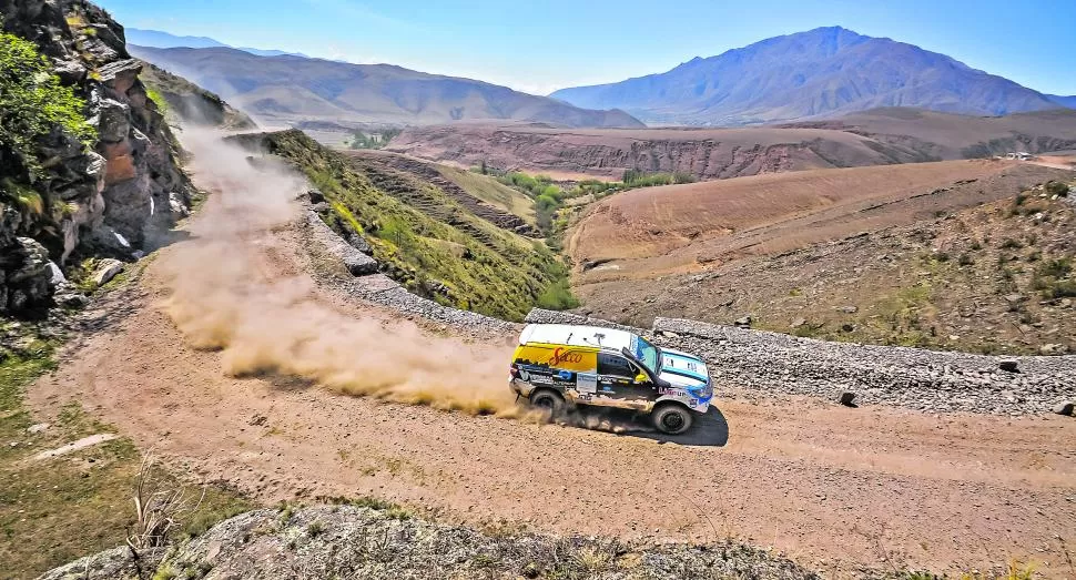 PAISAJE TUCUMANO. La camioneta Toyota SW4 de Ricardo Neme-Rodolfo Bollero atraviesa a toda velocidad el camino que une Tafí del Valle con El Mollar. paco foto 