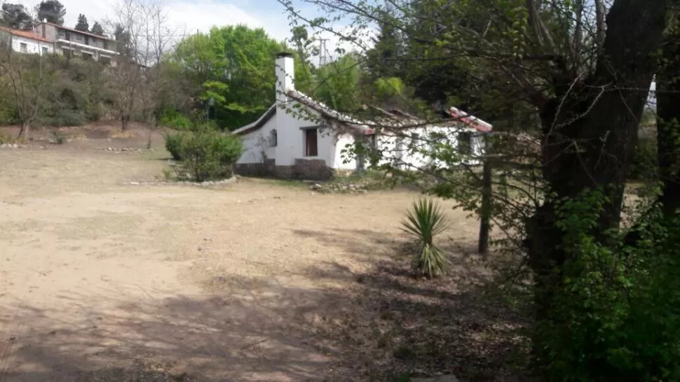LOS DAÑOS. Las paredes de una de las casas quedaron en pie, pero se perdió todo lo que había adentro y el techo de la vivienda por el fuego. 