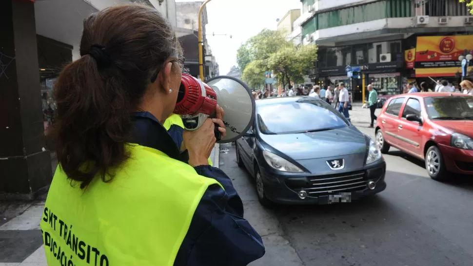 En el microcentro escrachan a los infractores con un megáfono