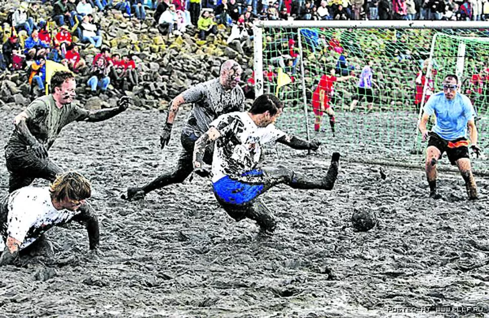 COMPLICADO. En los partidos de fútbol sólo se observan movimientos torpes y casi grotescos. No hay jugadas con estilo, pero causan tanta admiración como los lujos.  wattoluempia.de 