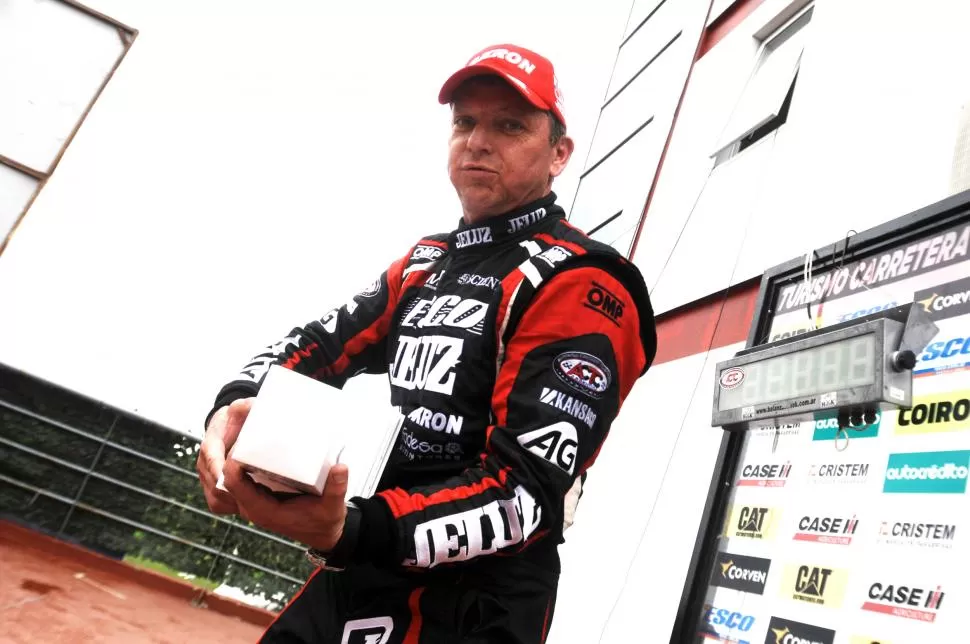 INEXTINGUIBLE. Guillermo Ortelli, feliz en el podio luego de una gran carrera. Prensa ACTC