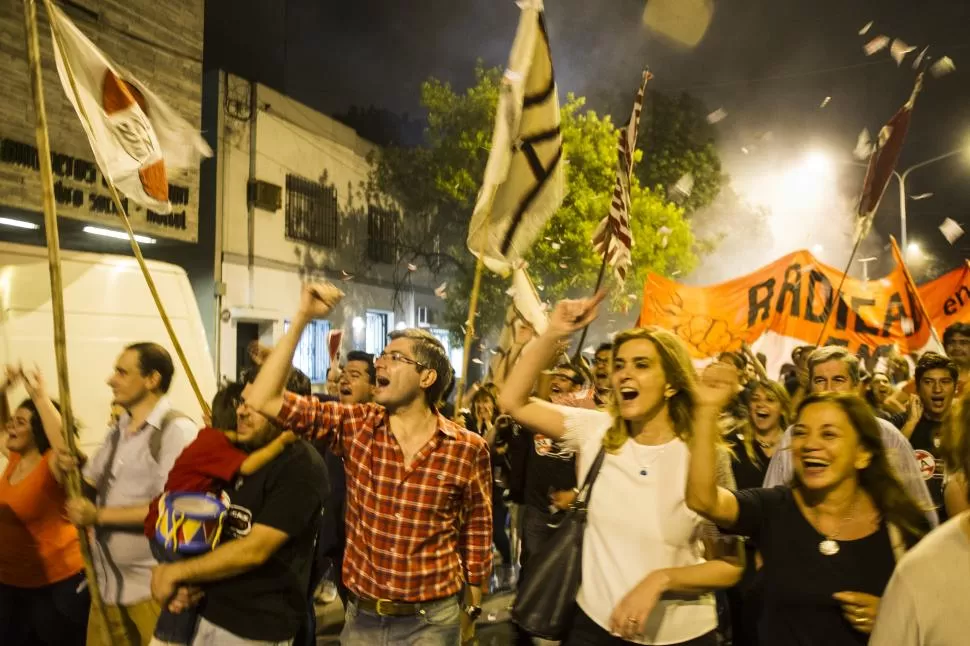 HACIA LA SEDE. Canelada, Elías y Estofán lideran la caravana “canista”.  