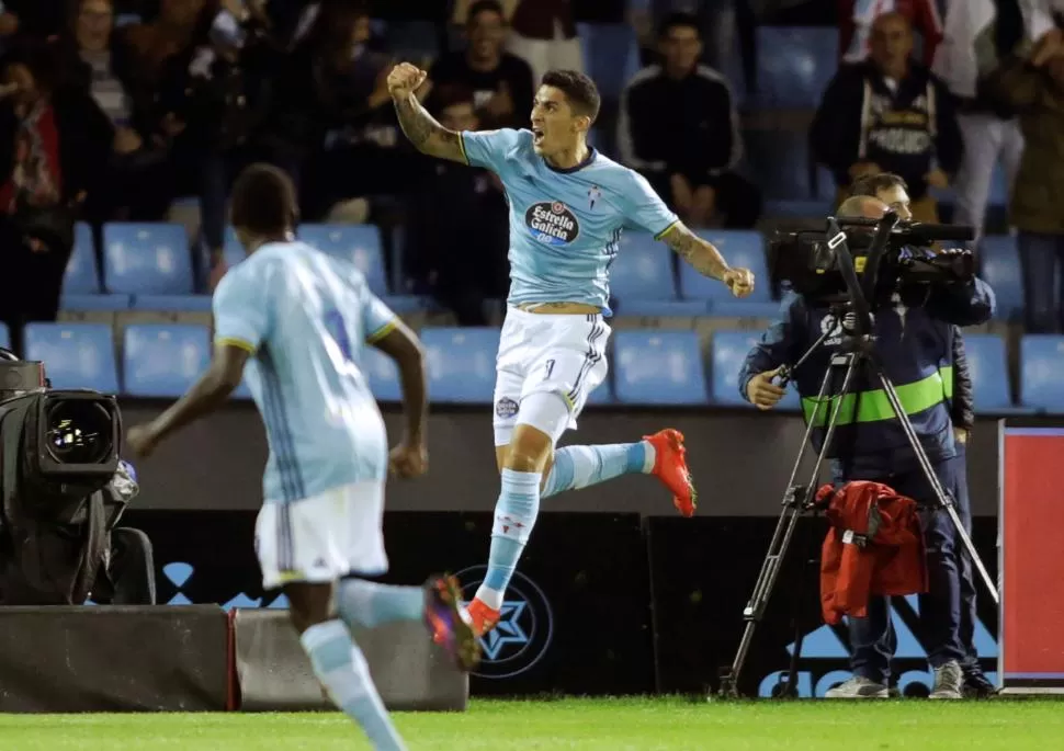 A COBRAR. El tucumano Hernández anotó de cabeza y sentenció las chances de Barcelona de liderar la Liga Española. reuters