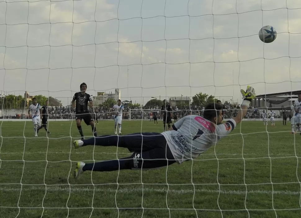 UN GOL MÁS. Armella, de Central Norte, marcó de penal el cuarto tanto salteño. la gaceta salta