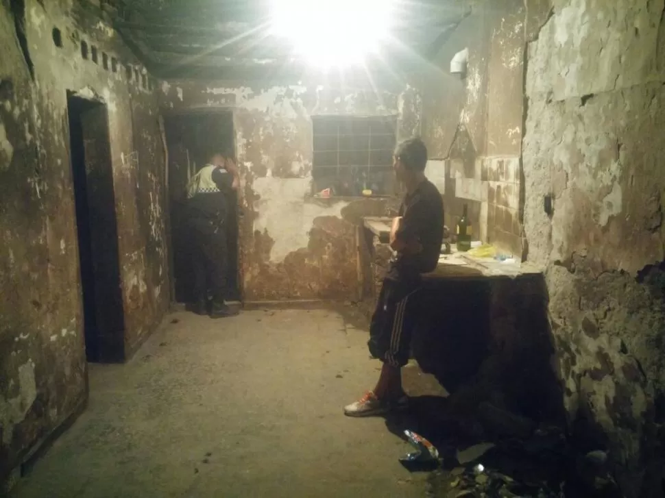 DEPÓSITO. La mesa en la que se contaba el dinero de la venta de drogas.   