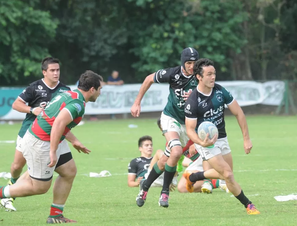 PICANTE. López Salas encuentra un hueco en la marca de Huirapuca y acelera. El fullback fue clave sobre el cierre del partido, con sus dos conversiones y un penal. la gaceta / foto de hector peralta