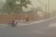 Videos: una familia en moto desafió los embates del fuerte viento