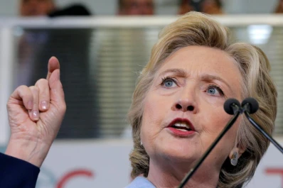 “Trump se hizo rico a expensas de los ciudadanos”, acusa Hillary