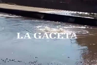 Video: los líquidos cloacales brotan frente a un shopping de Yerba Buena