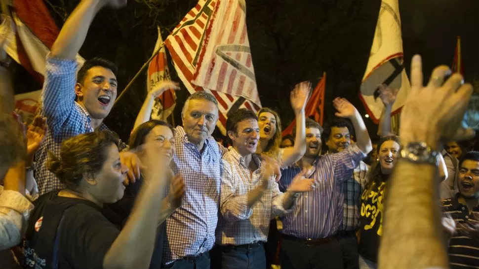 FESTEJOS. El canista Herrera (al centro) abraza al intendente Roberto Sánchez. LA GACETA / JORGE OLMOS SGROSSO