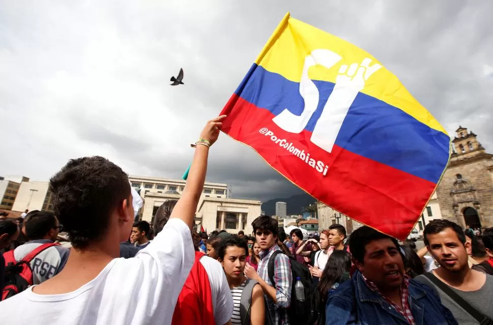 PIDEN PAZ. Estudiantes universitarios se concentraron ayer, frente al Congreso, para pedir a los políticos una solución. Reuters